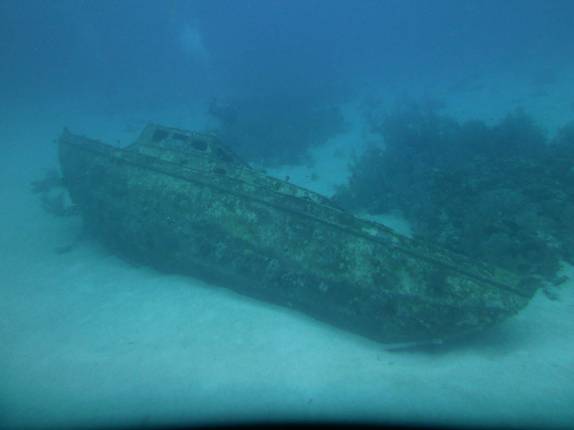 Um veleiro naufragado em San Andrés, ilha no caribe colombiano